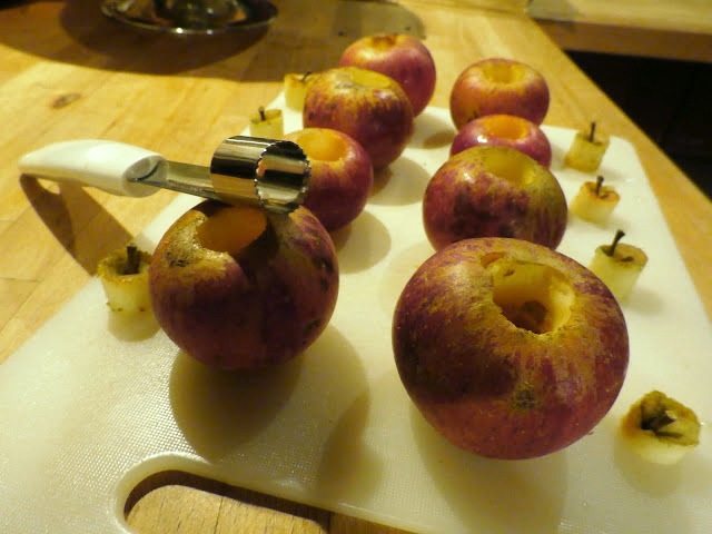 Jabłka wydrążone, końcówki z ogonkiem zachowane.