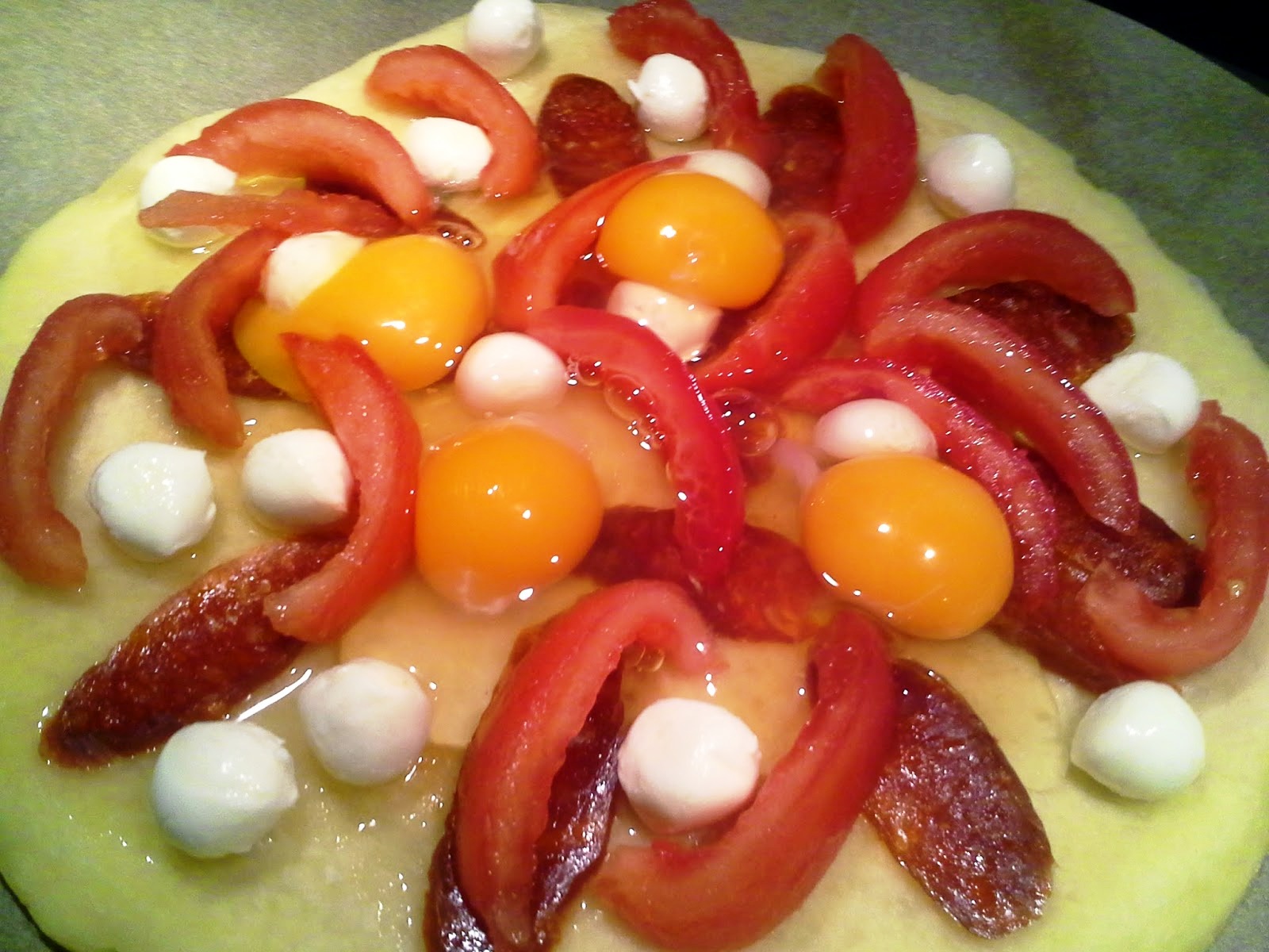 rusztowanie z pomidorów i surowe jajka