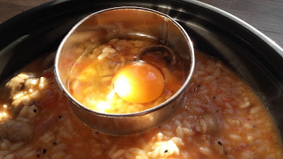 Sposób układania surowych jajek na wierzchu.