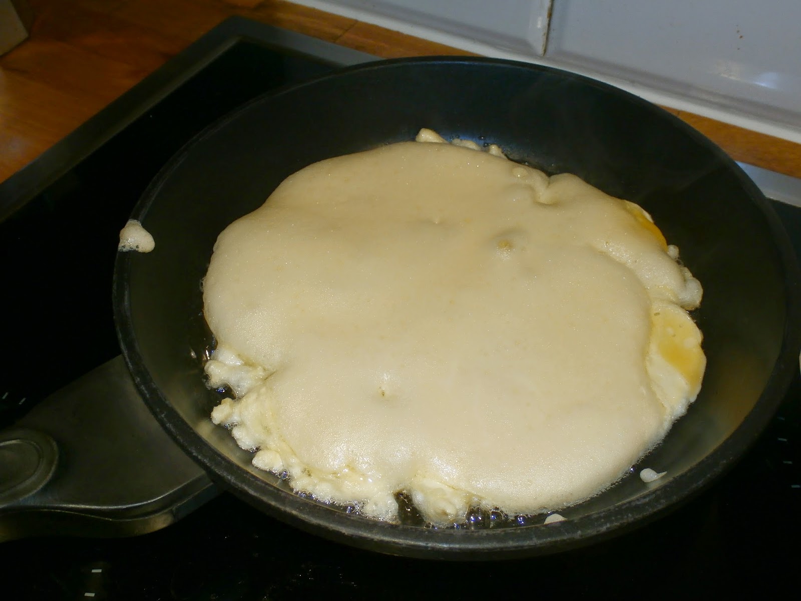 Smażenie omletu - tylko z jednej strony.